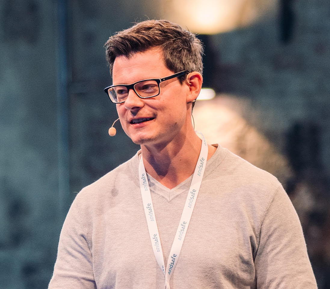 Bastian Kunkel bei einem Vortrag