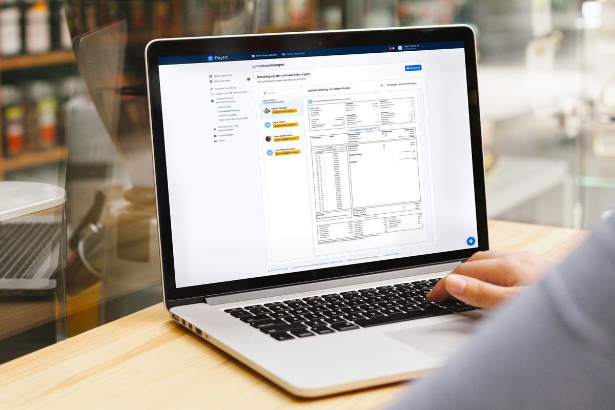 Mann am Laptop benutzt PayFit-Oberfläche